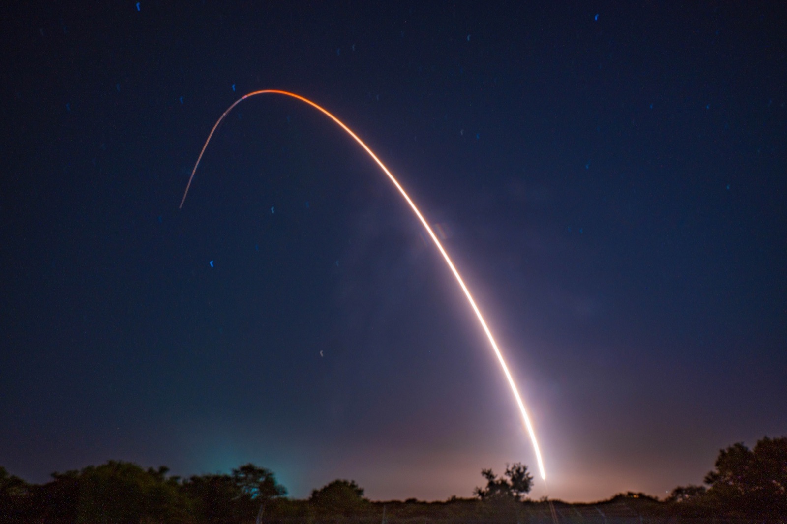 Lanzamiento de prueba de un misil intercontinental Minuteman III, sin carga nuclear, desde la base Vandenberg, en California, el 21 de mayo de 2025.