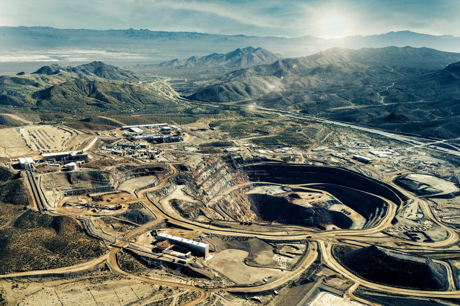 La mina y planta de procesamiento de Mountain Pass, en California, la única mina de tierras raras en operación en Estados Unidos, en 2022.