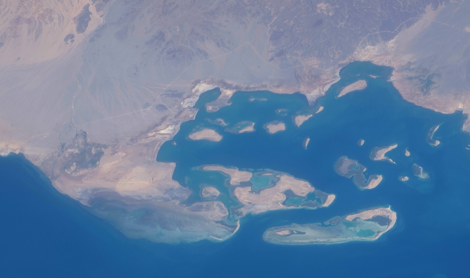La bahía de Assab, en la costa eritrea del mar Rojo, vista desde la Estación Espacial Internacional en julio de 2026.