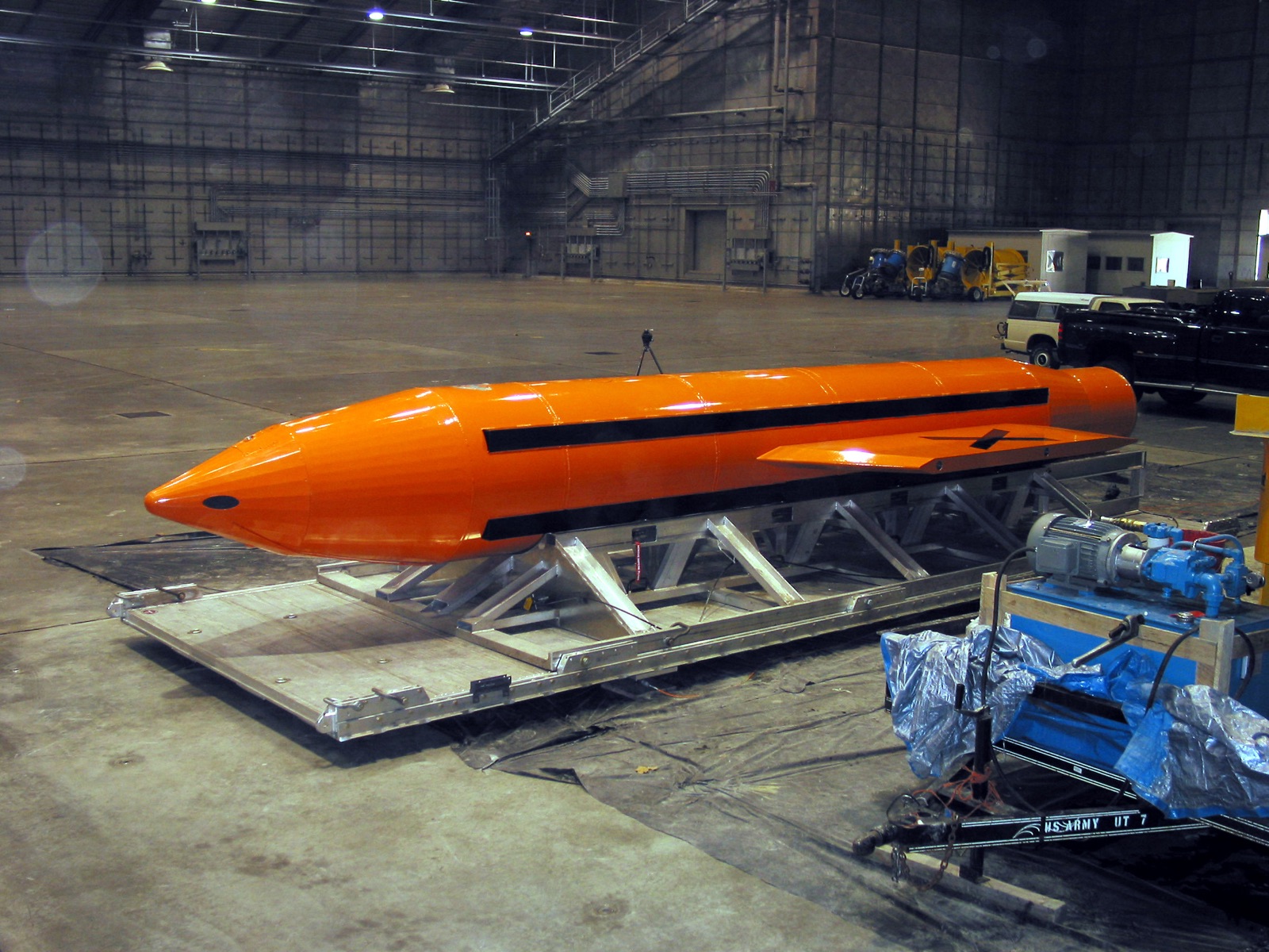 Una bomba GBU-43/B (MOAB) preparada para una prueba en la base aérea de Eglin, en Florida, el 11 de marzo de 2003.